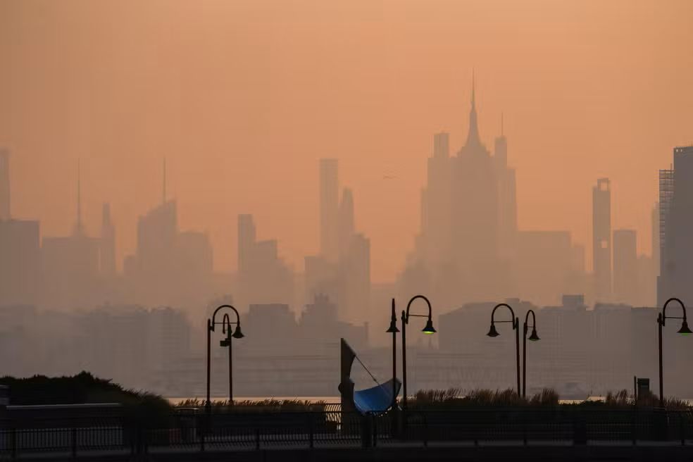Horizonte de Nova York encoberto por camada de fumaça de incêndio florestal visto de Jersey City